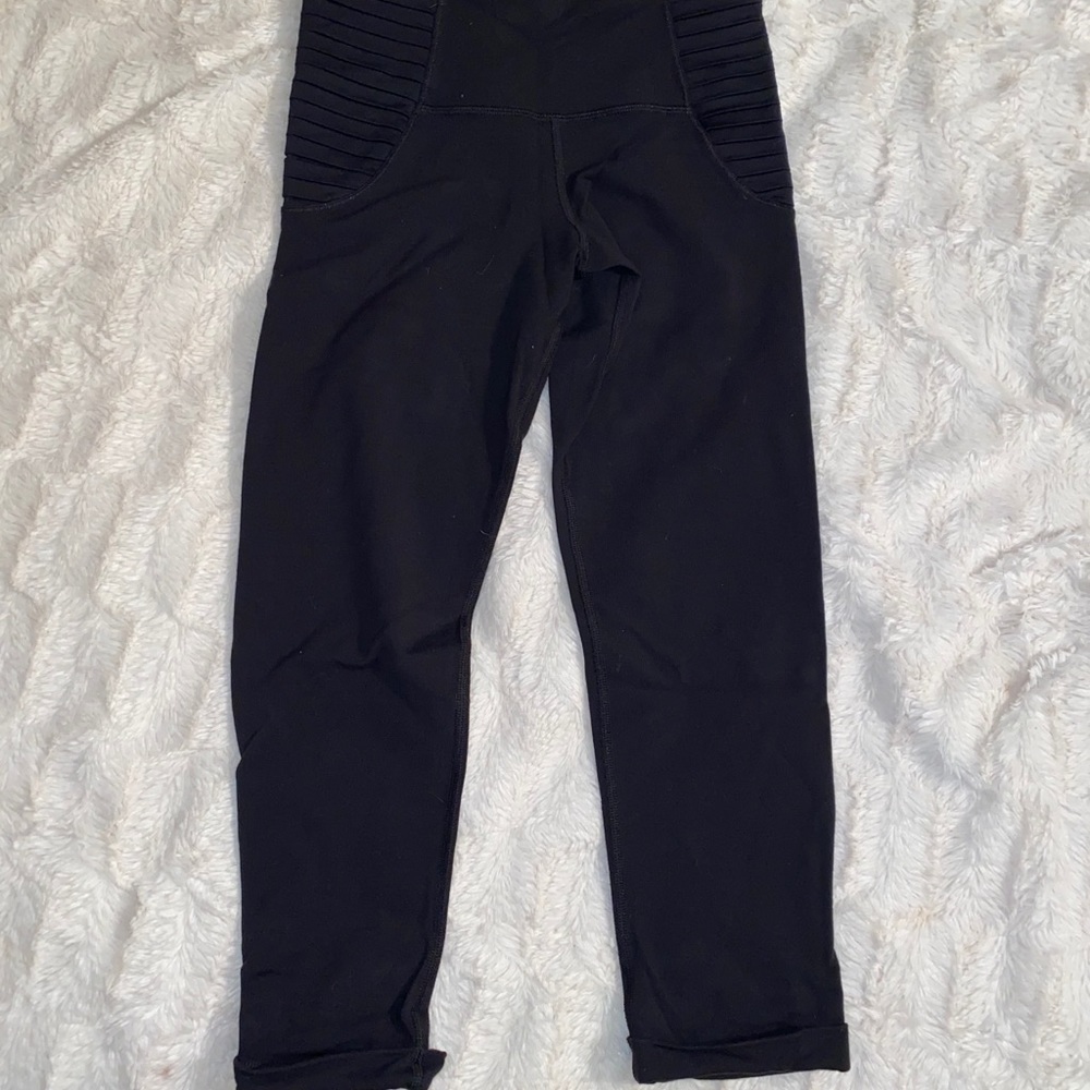 Black lululemon cropped leggings